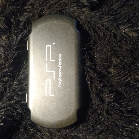 Play station portable case that has 6 discs but holds 8 discs - Picture 3 of 4